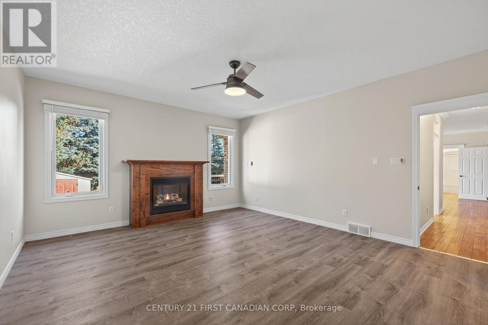 2616 Emerson Street, Strathroy-Caradoc (Mount Brydges), ON - Indoor Photo Showing Living Room With Fireplace