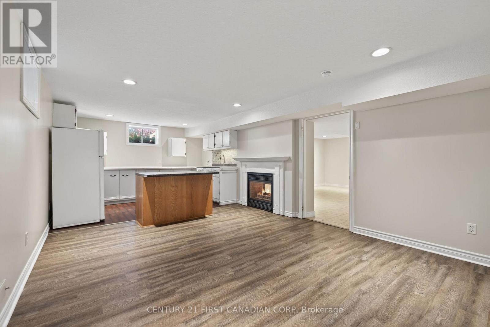 2616 Emerson Street, Strathroy-Caradoc (Mount Brydges), ON - Indoor With Fireplace