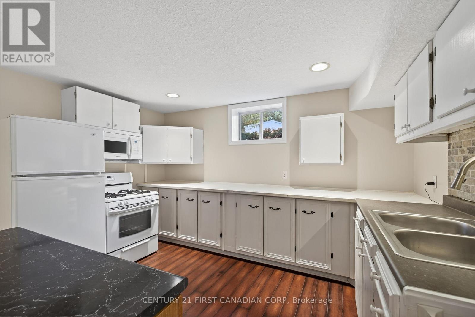 2616 Emerson Street, Strathroy-Caradoc (Mount Brydges), ON - Indoor Photo Showing Kitchen With Double Sink