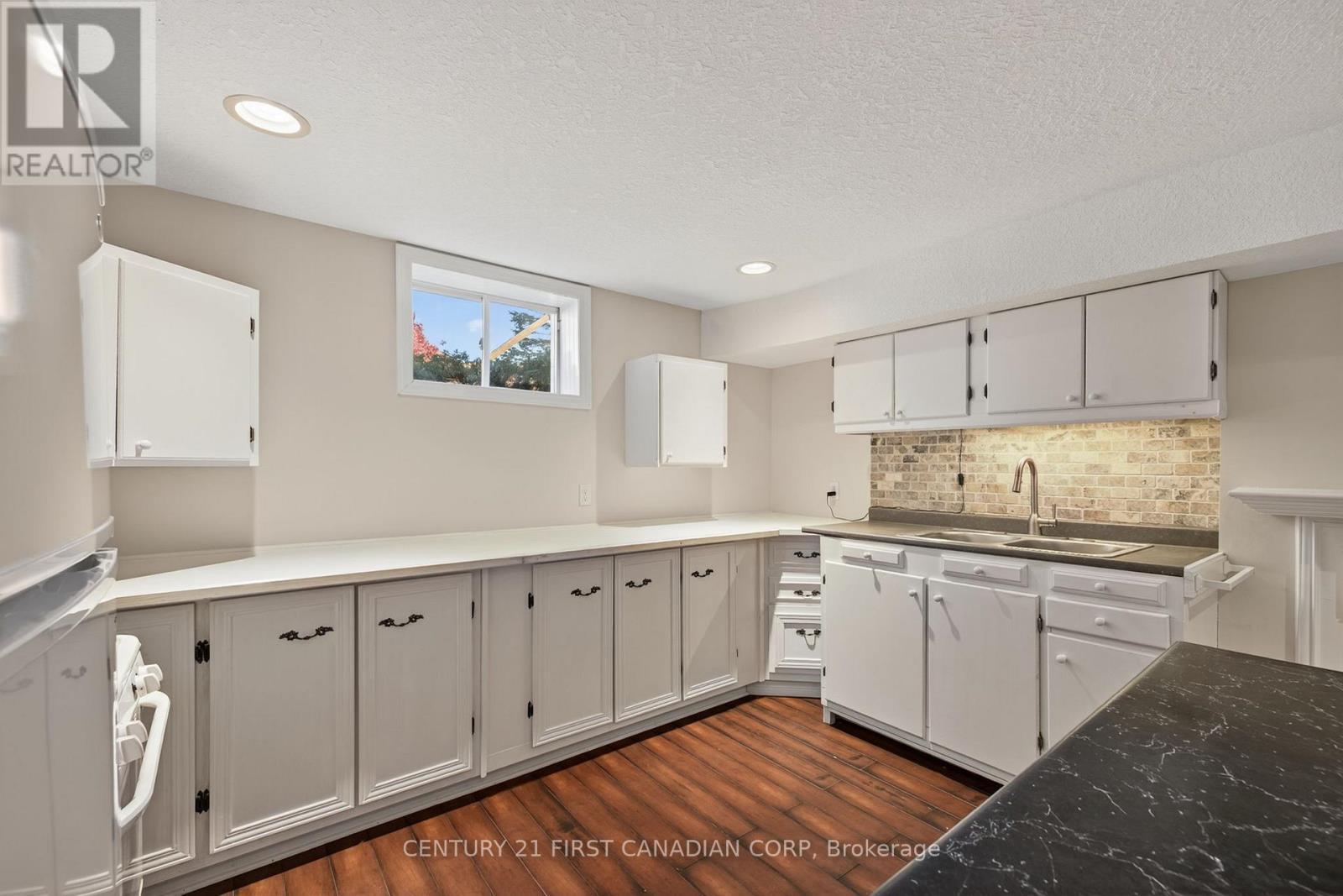 2616 Emerson Street, Strathroy-Caradoc (Mount Brydges), ON - Indoor Photo Showing Kitchen