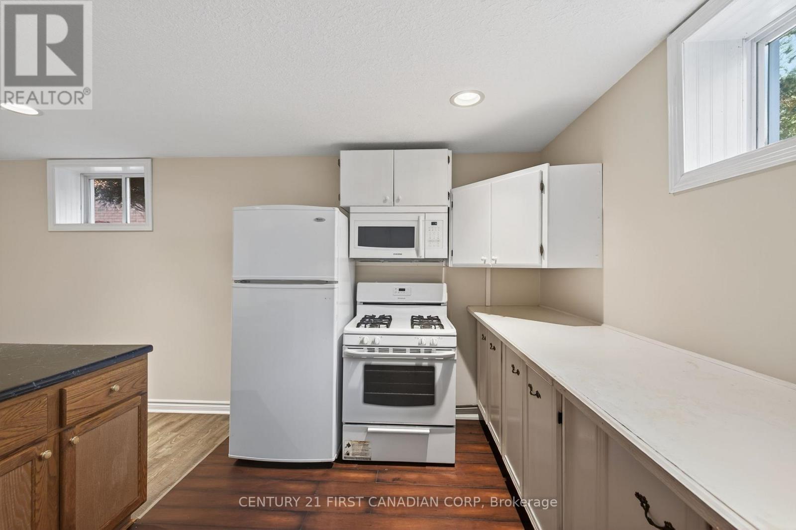 2616 Emerson Street, Strathroy-Caradoc (Mount Brydges), ON - Indoor Photo Showing Kitchen