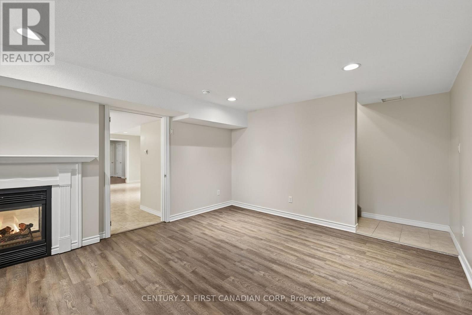 2616 Emerson Street, Strathroy-Caradoc (Mount Brydges), ON - Indoor With Fireplace