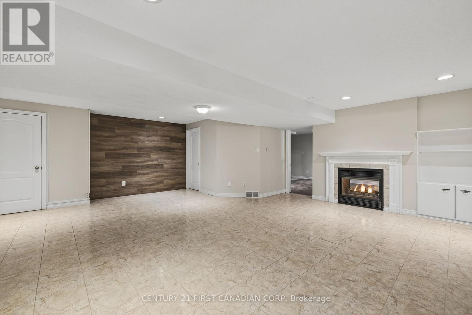 2616 Emerson Street, Strathroy-Caradoc (Mount Brydges), ON - Indoor With Fireplace