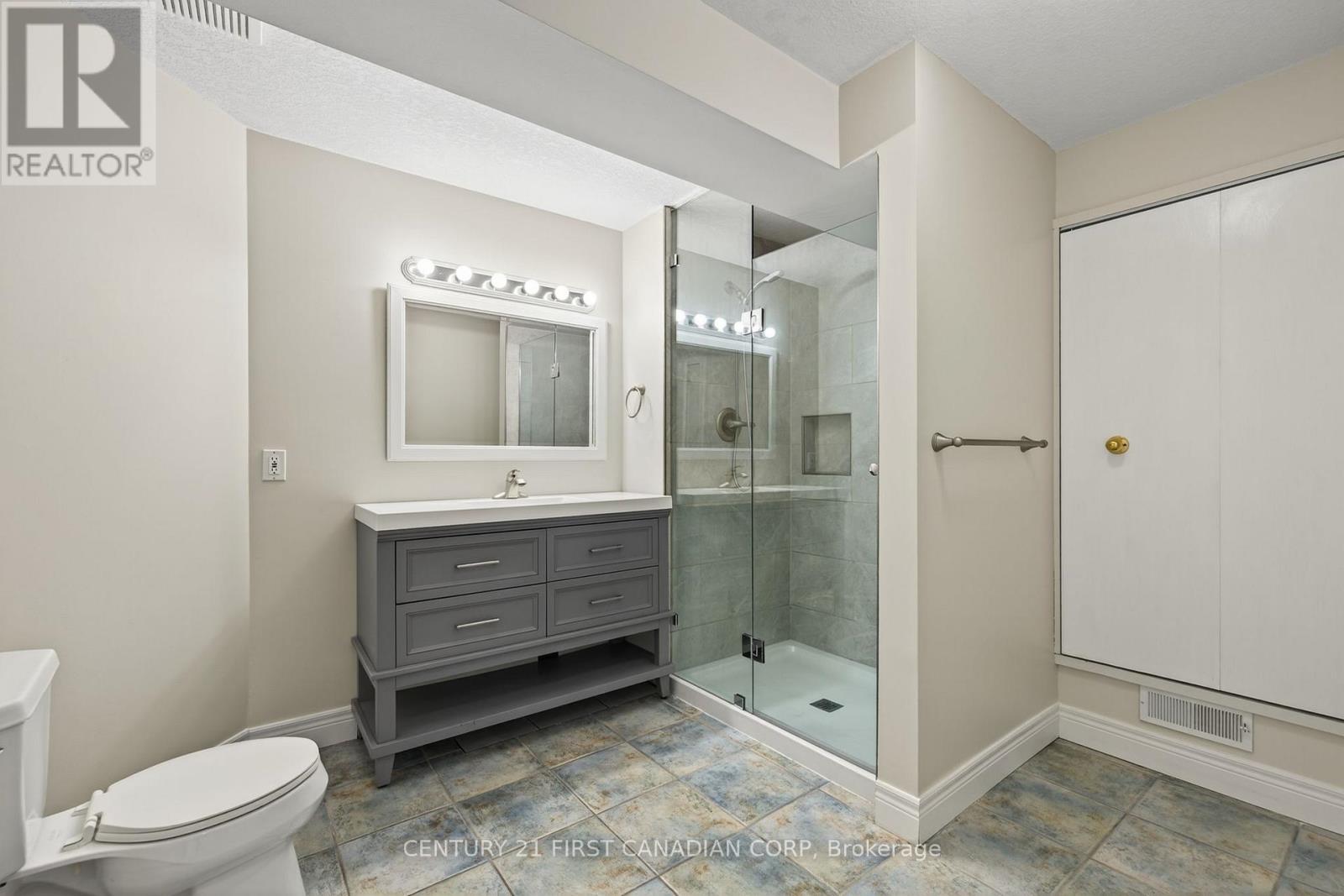 2616 Emerson Street, Strathroy-Caradoc (Mount Brydges), ON - Indoor Photo Showing Bathroom