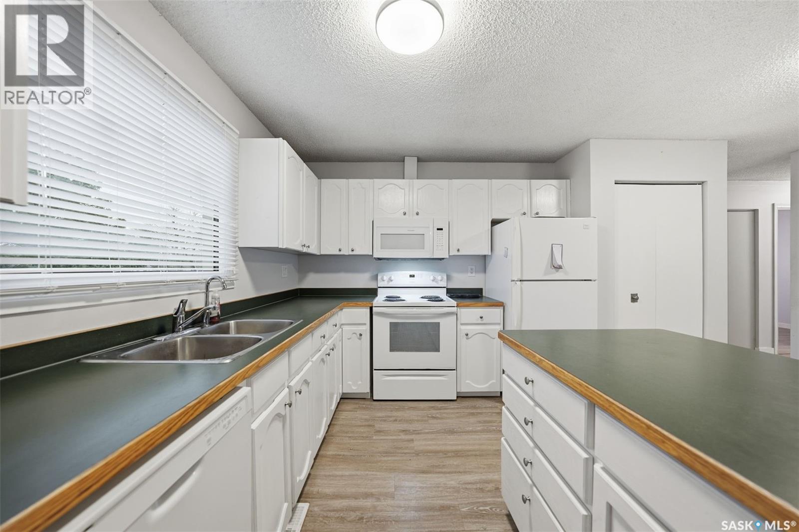 204 7Th Avenue W, Watrous, SK - Indoor Photo Showing Kitchen With Double Sink