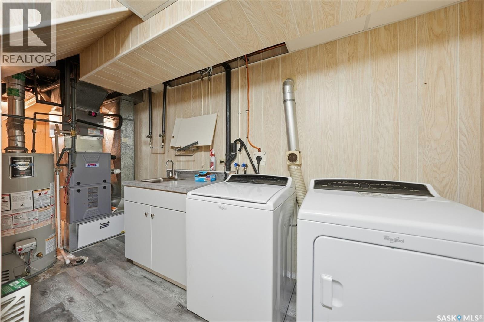 204 7Th Avenue W, Watrous, SK - Indoor Photo Showing Laundry Room