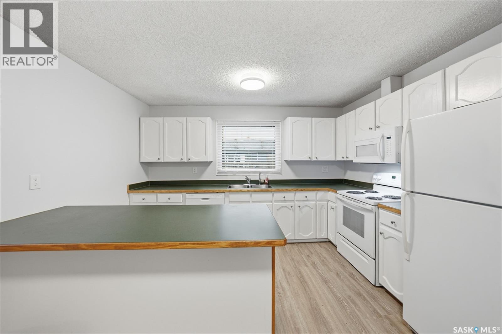 204 7Th Avenue W, Watrous, SK - Indoor Photo Showing Kitchen With Double Sink