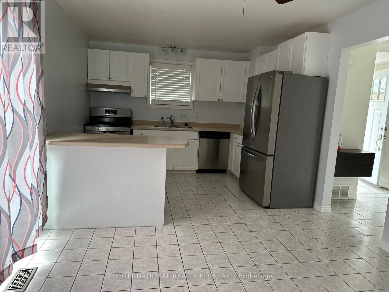 130 Sekura Crescent, Cambridge, ON - Indoor Photo Showing Kitchen With Double Sink
