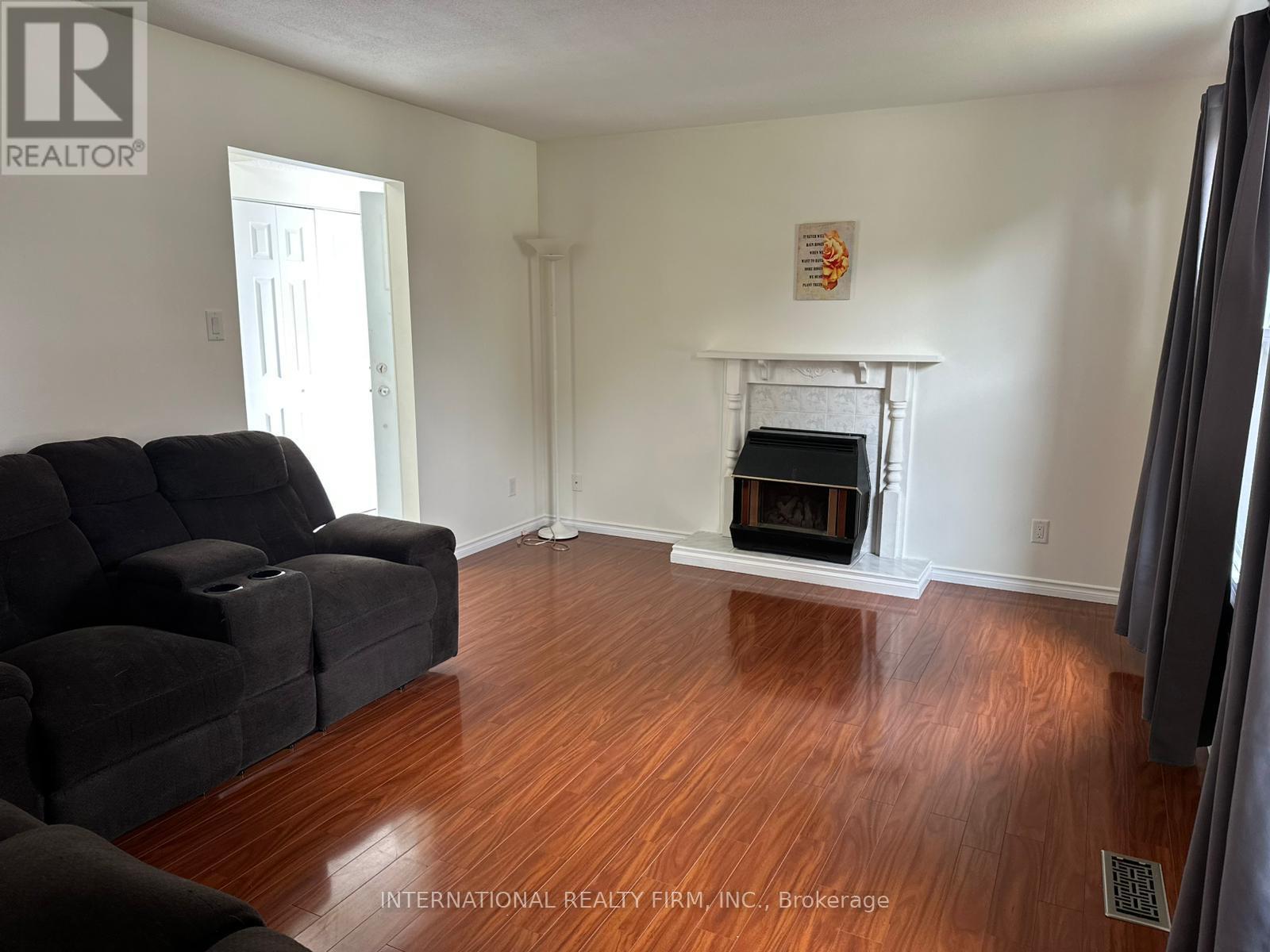 130 Sekura Crescent, Cambridge, ON - Indoor Photo Showing Living Room With Fireplace