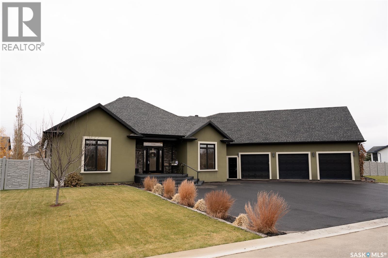 15 Broadway Street S, Redvers, SK - Outdoor With Facade