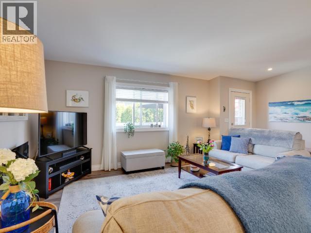 115-8430 Springbrook Road, Powell River, BC - Indoor Photo Showing Living Room