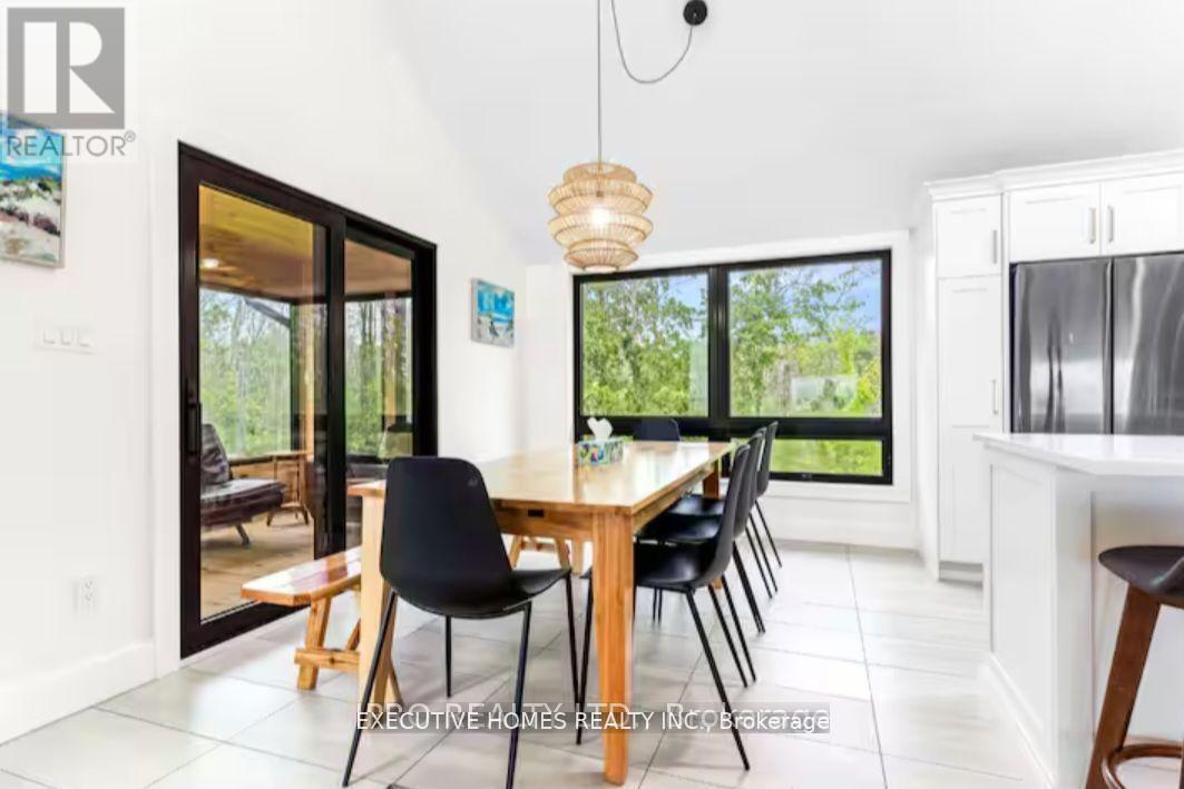 39 Long Point Road, Tay, ON - Indoor Photo Showing Dining Room