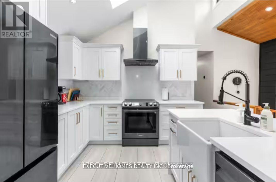 39 Long Point Road, Tay, ON - Indoor Photo Showing Kitchen