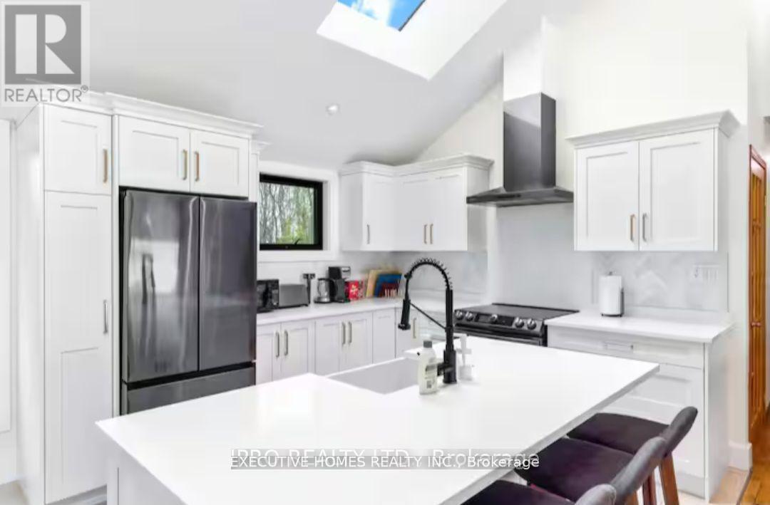 39 Long Point Road, Tay, ON - Indoor Photo Showing Kitchen With Upgraded Kitchen