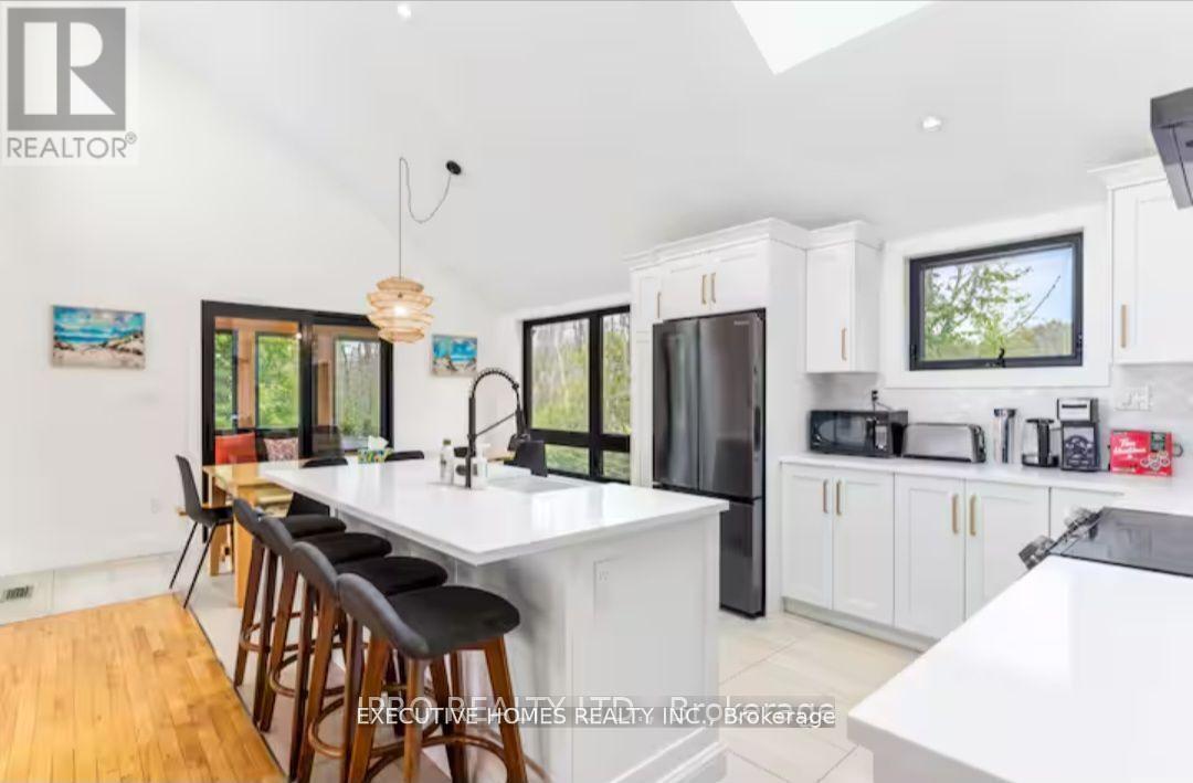 39 Long Point Road, Tay, ON - Indoor Photo Showing Kitchen With Upgraded Kitchen