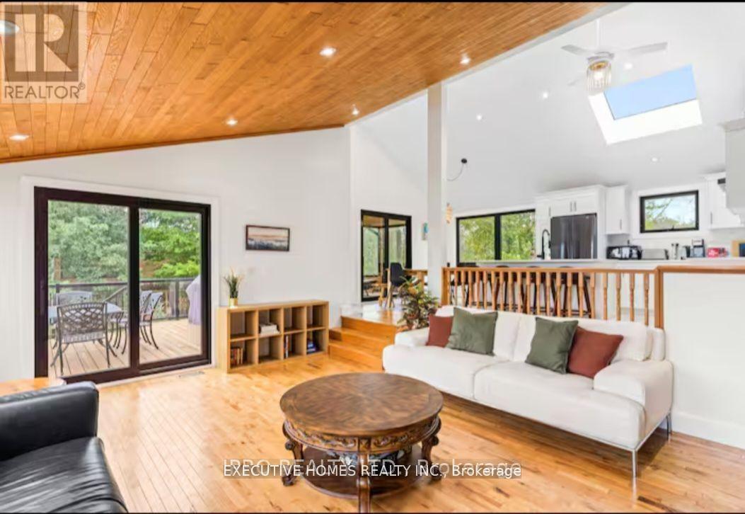 39 Long Point Road, Tay, ON - Indoor Photo Showing Living Room