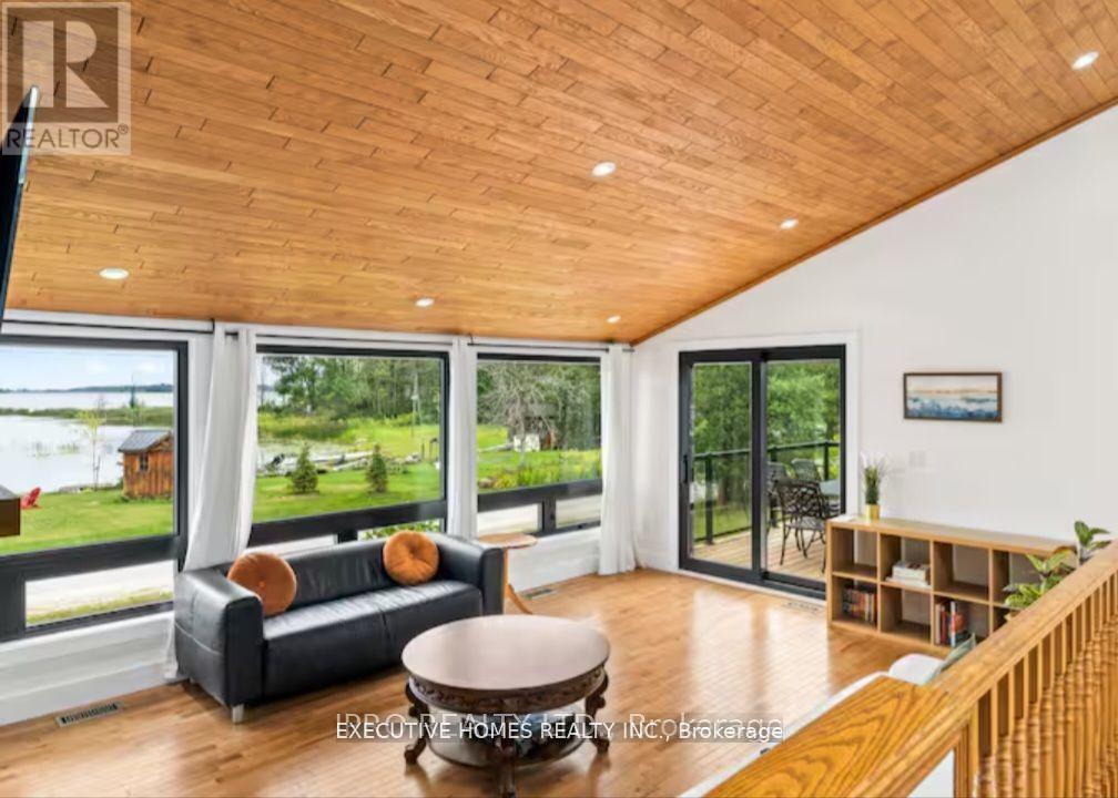39 Long Point Road, Tay, ON - Indoor Photo Showing Living Room