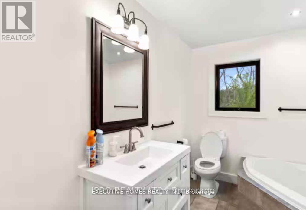 39 Long Point Road, Tay, ON - Indoor Photo Showing Bathroom