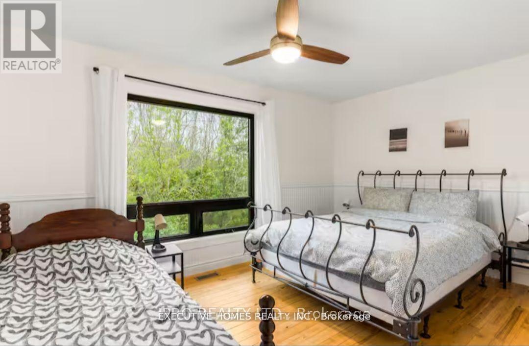 39 Long Point Road, Tay, ON - Indoor Photo Showing Bedroom