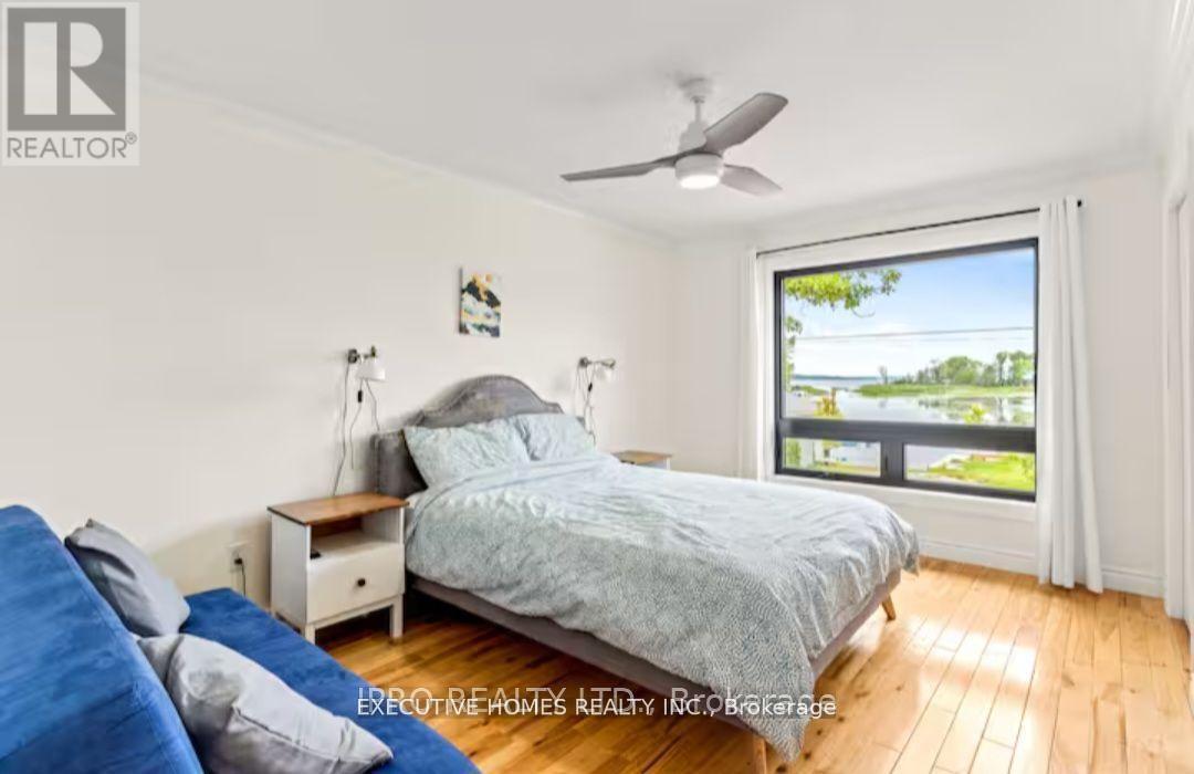 39 Long Point Road, Tay, ON - Indoor Photo Showing Bedroom
