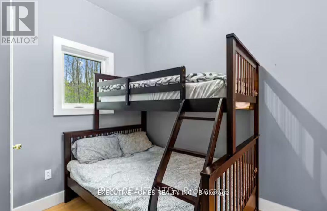 39 Long Point Road, Tay, ON - Indoor Photo Showing Bedroom