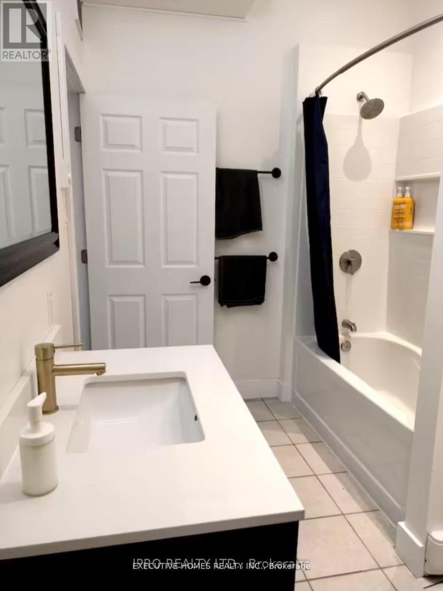 39 Long Point Road, Tay, ON - Indoor Photo Showing Bathroom