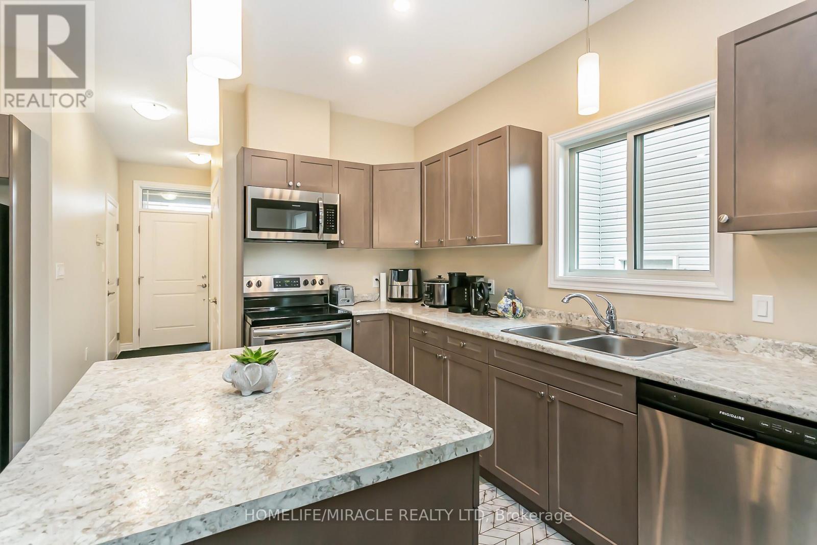 15 Tucker Street, Thorold, ON - Indoor Photo Showing Kitchen With Double Sink