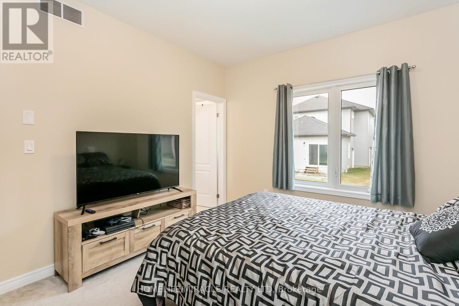 15 Tucker Street, Thorold, ON - Indoor Photo Showing Bedroom
