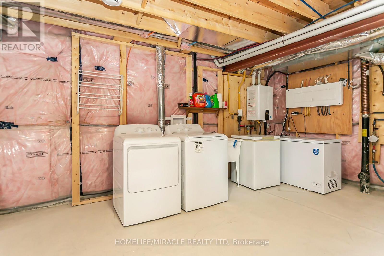 15 Tucker Street, Thorold, ON - Indoor Photo Showing Laundry Room
