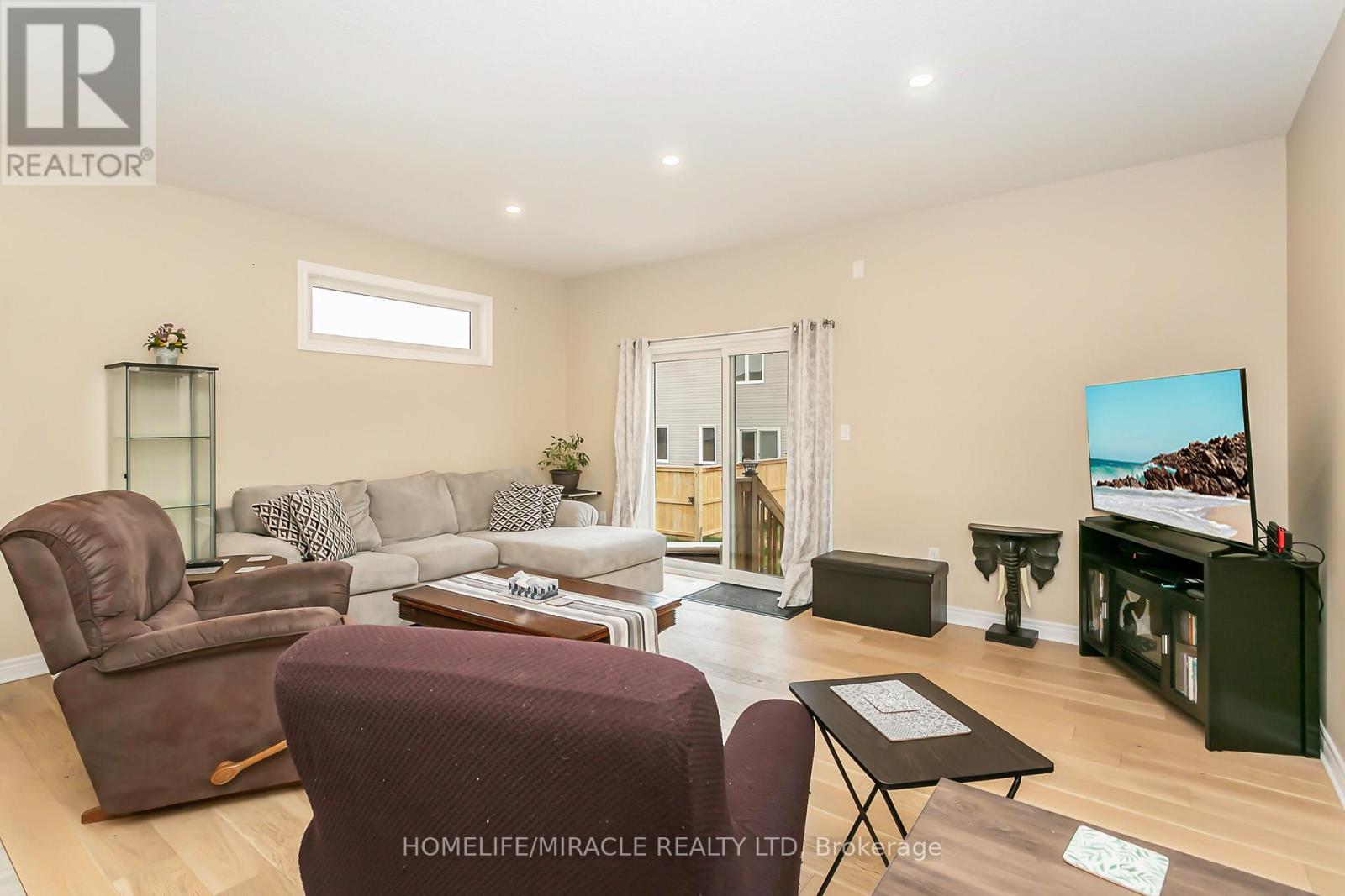 15 Tucker Street, Thorold, ON - Indoor Photo Showing Living Room
