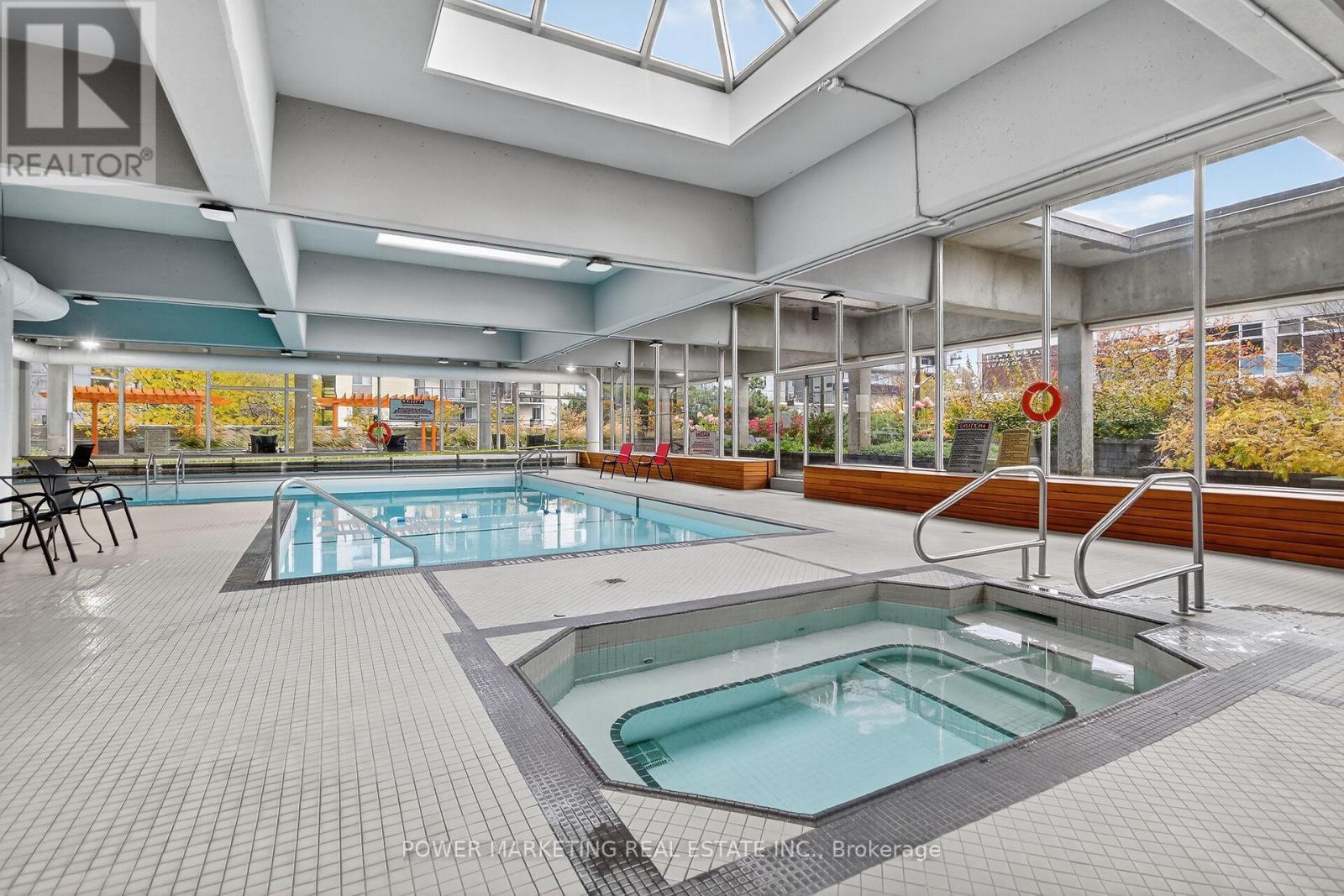 2806 - 500 Laurier Avenue W, Ottawa, ON - With In Ground Pool