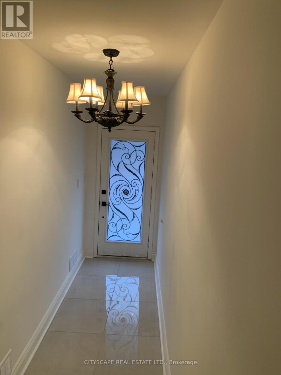 12 Kinrade Avenue, Hamilton, ON - Indoor Photo Showing Other Room