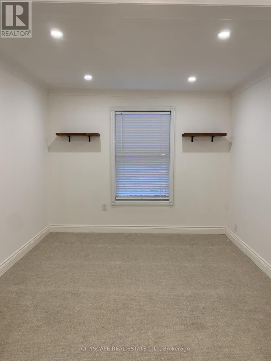 12 Kinrade Avenue, Hamilton, ON - Indoor Photo Showing Other Room