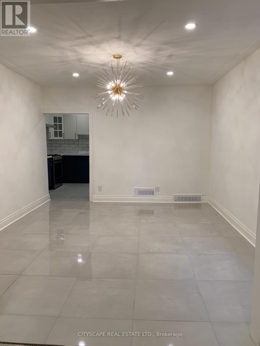 12 Kinrade Avenue, Hamilton, ON - Indoor Photo Showing Other Room