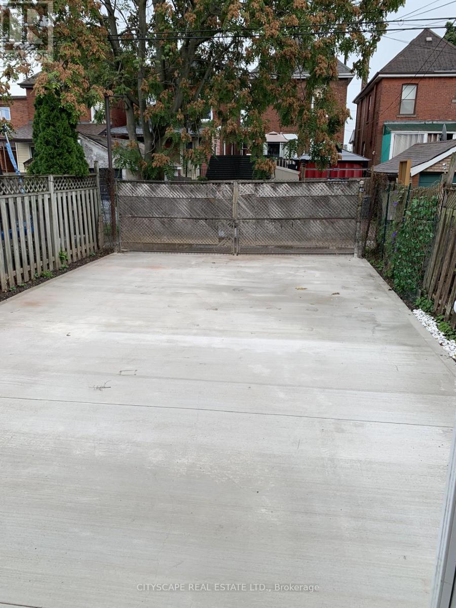 12 Kinrade Avenue, Hamilton, ON - Outdoor