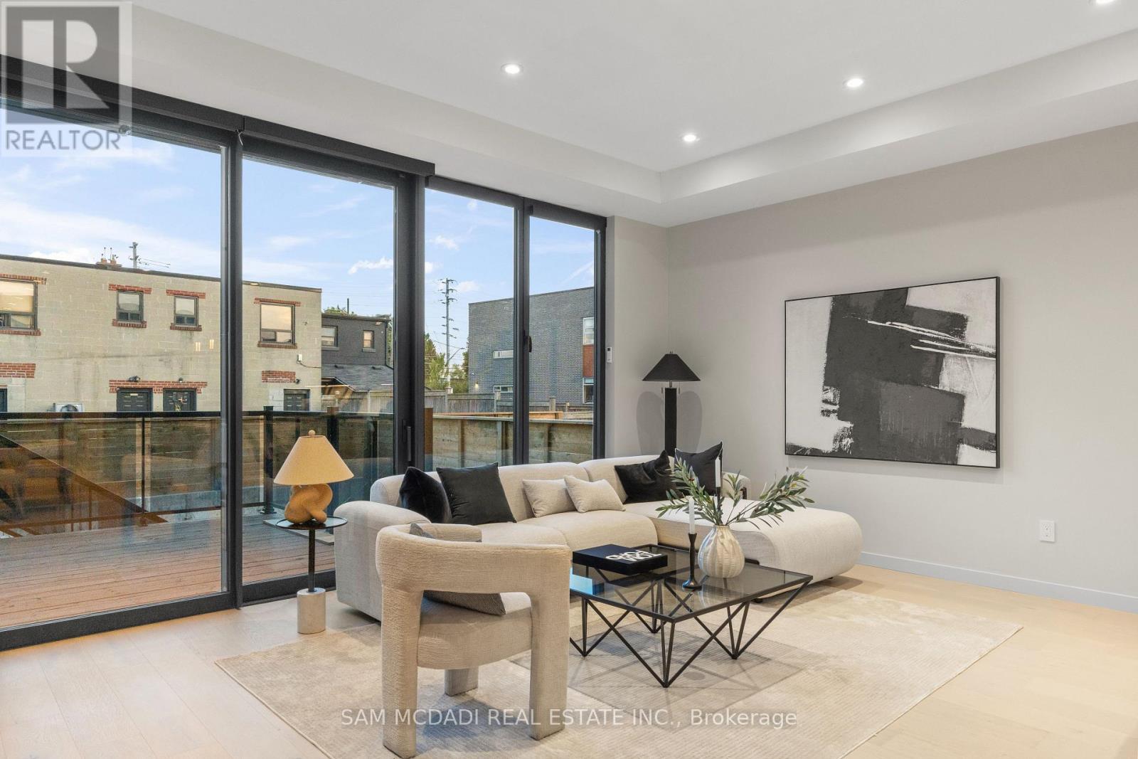 1090 Ella Avenue, Mississauga, ON - Indoor Photo Showing Living Room