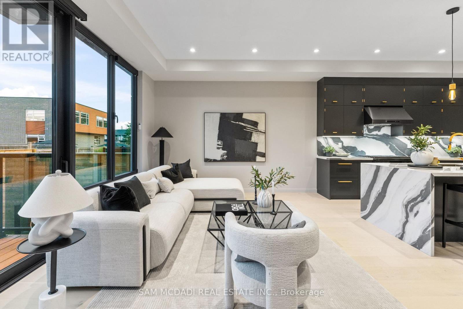 1090 Ella Avenue, Mississauga, ON - Indoor Photo Showing Living Room