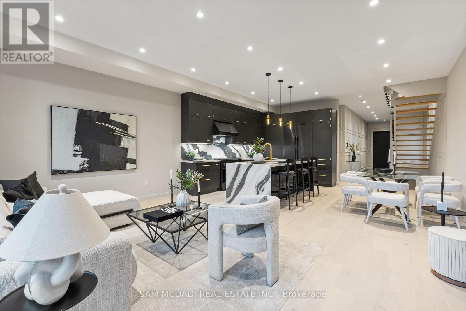 1090 Ella Avenue, Mississauga, ON - Indoor Photo Showing Living Room