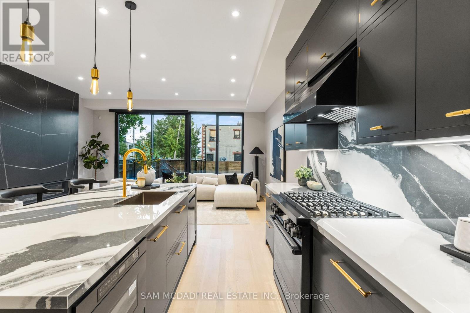 1090 Ella Avenue, Mississauga, ON - Indoor Photo Showing Kitchen With Upgraded Kitchen