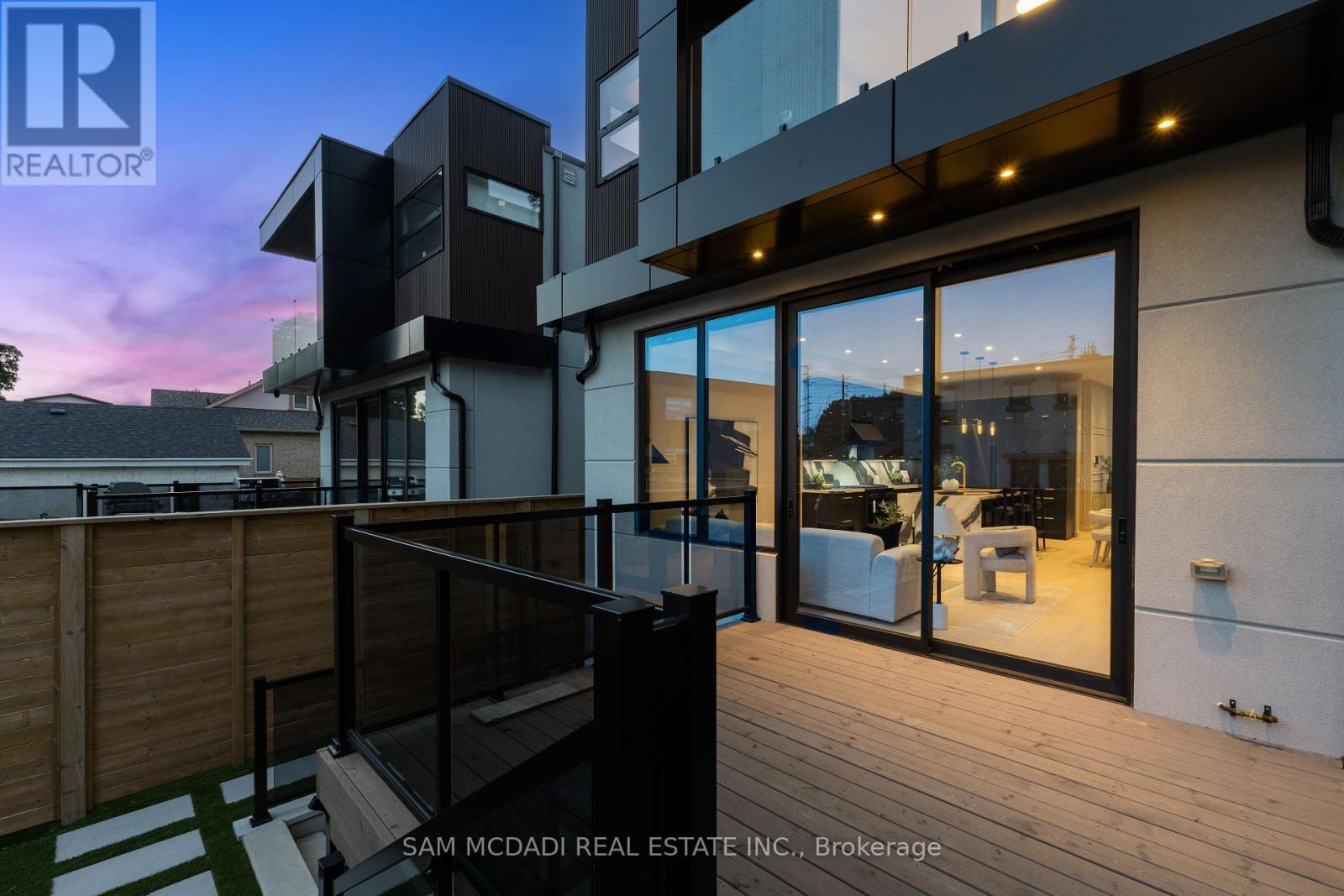 1090 Ella Avenue, Mississauga, ON - Outdoor With Balcony With Exterior