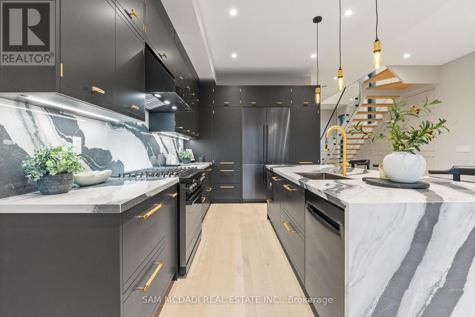 1090 Ella Avenue, Mississauga, ON - Indoor Photo Showing Kitchen With Upgraded Kitchen