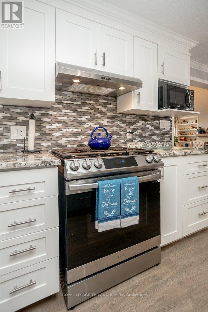 4 Grace Court, Bayham (Port Burwell), ON - Indoor Photo Showing Kitchen With Upgraded Kitchen