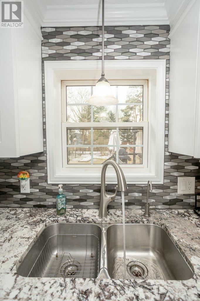 4 Grace Court, Bayham (Port Burwell), ON - Indoor Photo Showing Kitchen With Double Sink