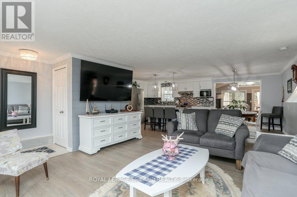 4 Grace Court, Bayham (Port Burwell), ON - Indoor Photo Showing Living Room