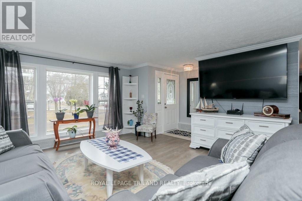 4 Grace Court, Bayham (Port Burwell), ON - Indoor Photo Showing Living Room