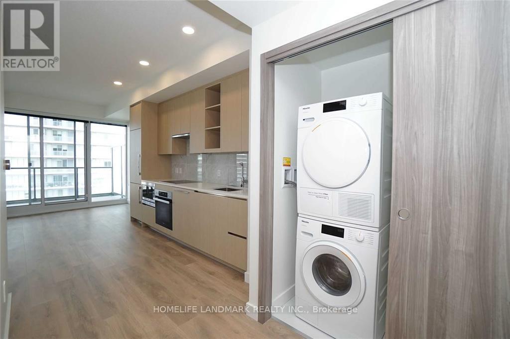 1015 - 95 Mcmahon Drive, Toronto, ON - Indoor Photo Showing Laundry Room