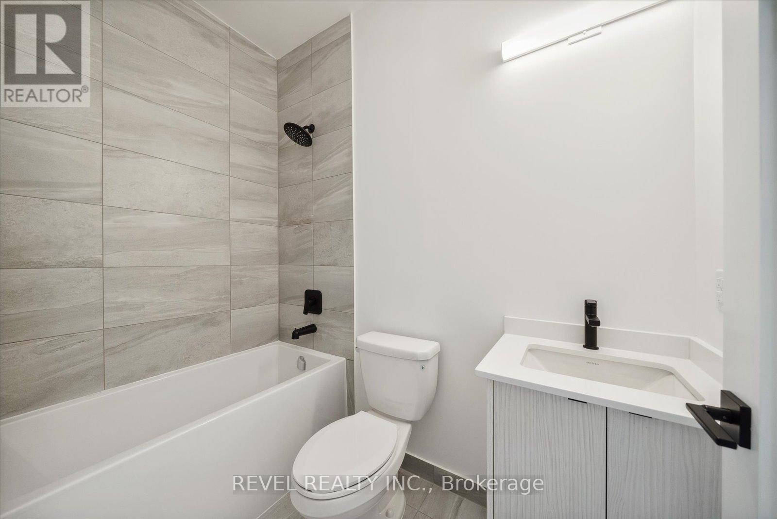 102 - 2369 Danforth Avenue, Toronto, ON - Indoor Photo Showing Bathroom