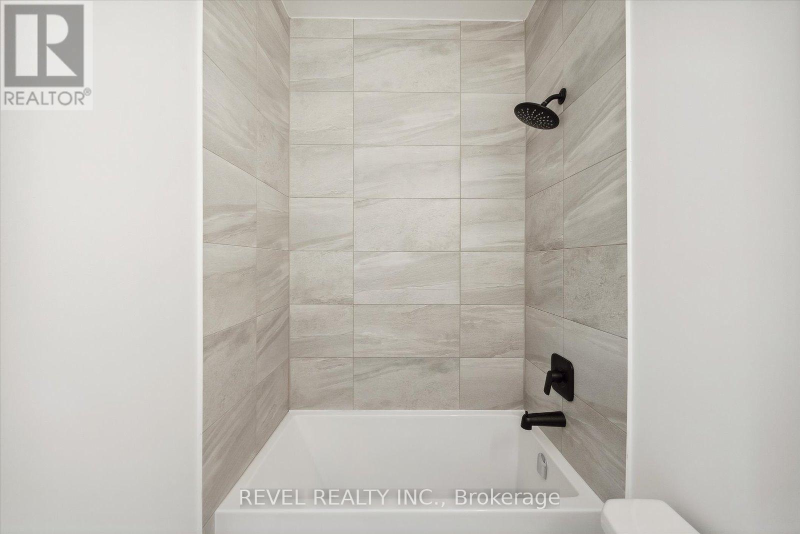 102 - 2369 Danforth Avenue, Toronto, ON - Indoor Photo Showing Bathroom