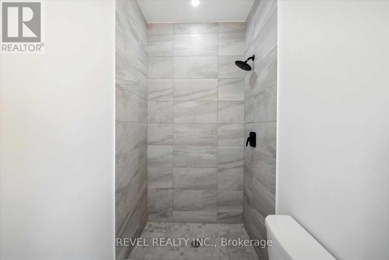 102 - 2369 Danforth Avenue, Toronto, ON - Indoor Photo Showing Bathroom