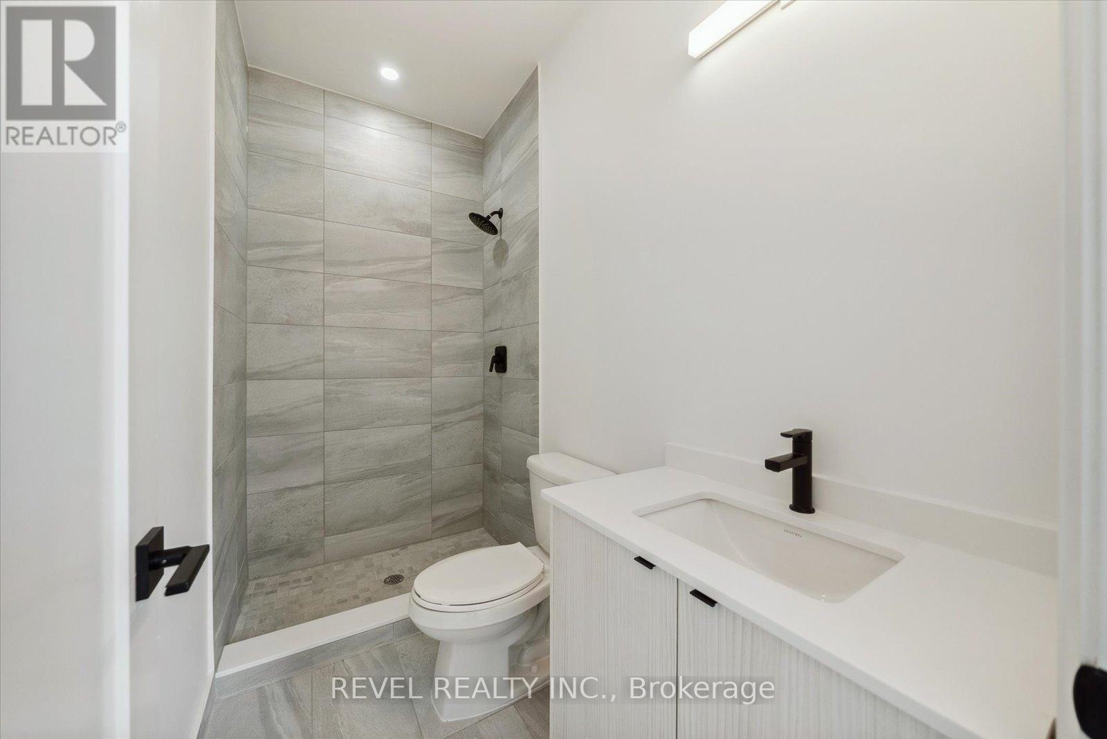 102 - 2369 Danforth Avenue, Toronto, ON - Indoor Photo Showing Bathroom